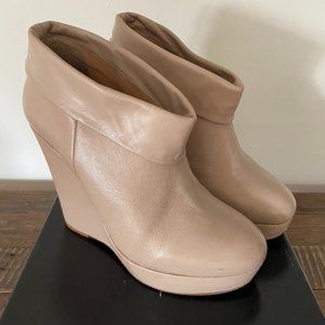 Pour La Victoire Ida Wedge Ankle Bootie Taupe Size 6.5